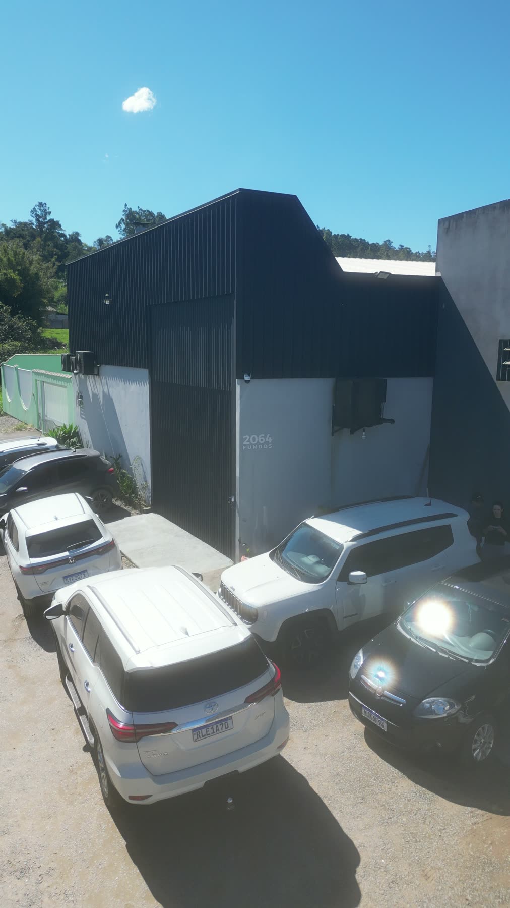 A fachada do galpão, vista de drone