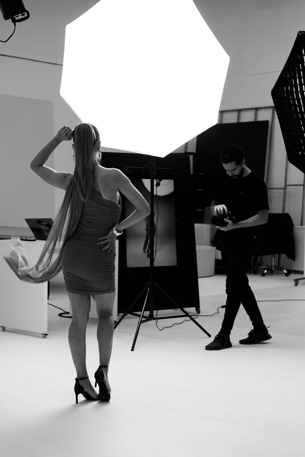 Modelo, octabox e fotógrafo no estúdio