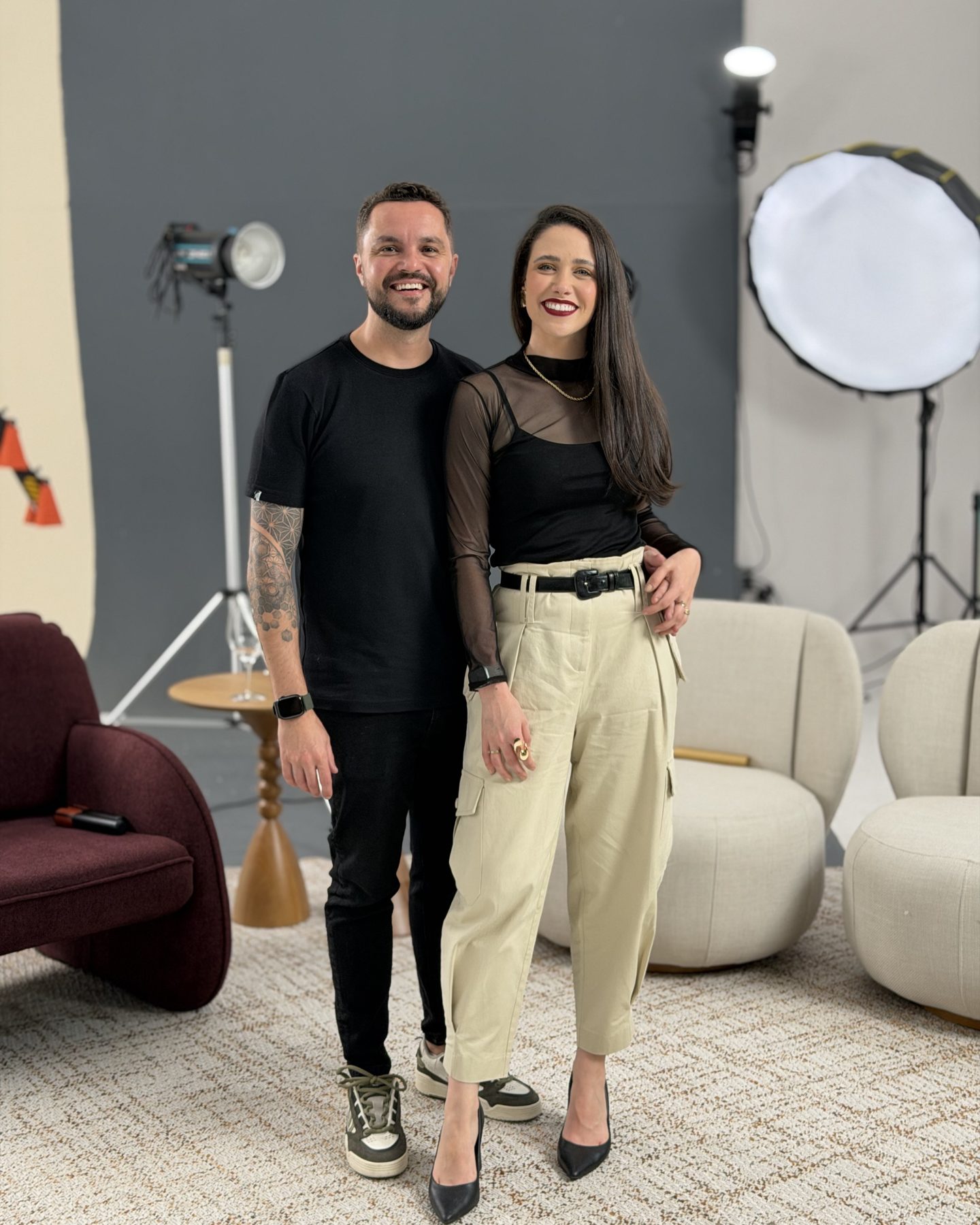 Yuri e Nica Brasil no set, durante um evento no estúdio